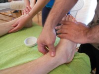 Massage de la jambe lors d'un atelier de massage thaï des pieds à Bruxelles