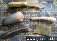 Outils Gua Sha Tools - tous en corne de buffle d'eau. L'outil (en haut sur la photo) monté avec un manche en bois est typiquement thaïlandais.