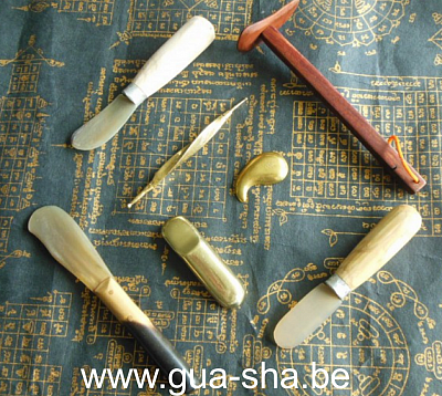 Massage Gua Sha du Visage avec outils thaïlandais en corne, bronze ou bois - Bruxelles - Belgique. Aucun outil en pierre.